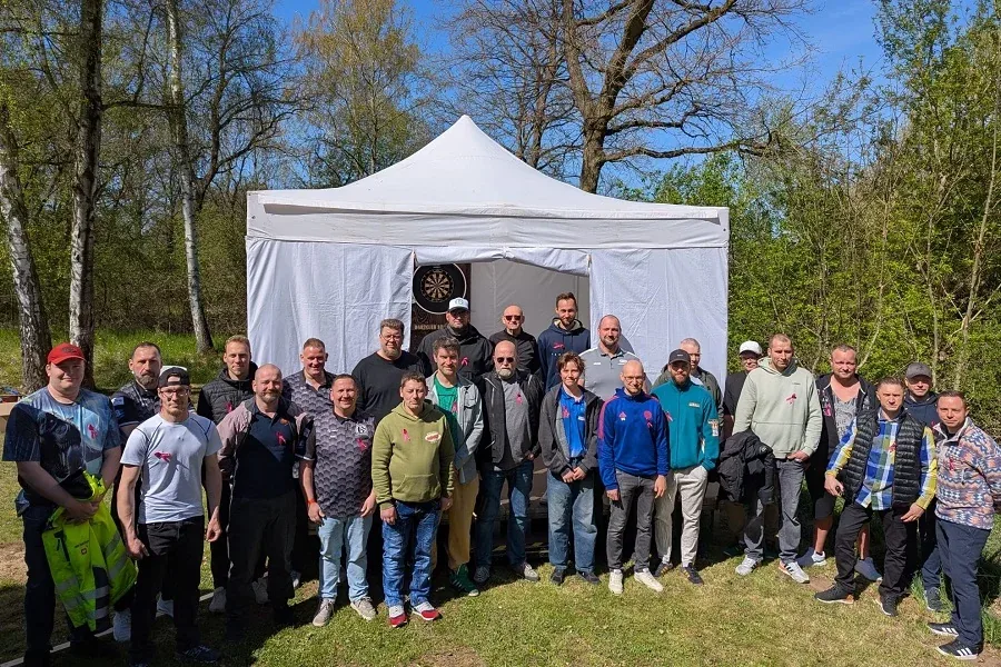 Die Mitglieder des Dartclub Silbermine vor dem Dartzelt im Grünen